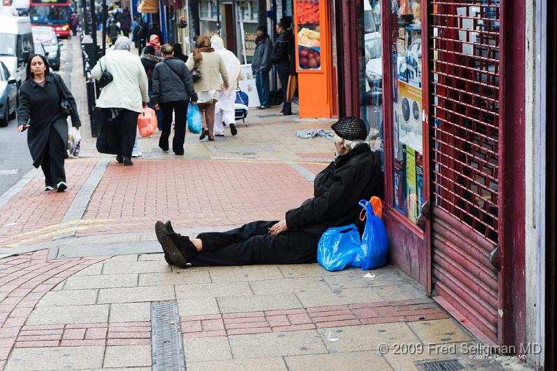 20090409_133033_D3 P1.jpg - Strolling on Green Street, East London